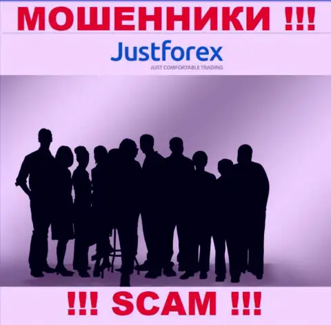 О руководителях жульнической компании JustForex сведений не найти